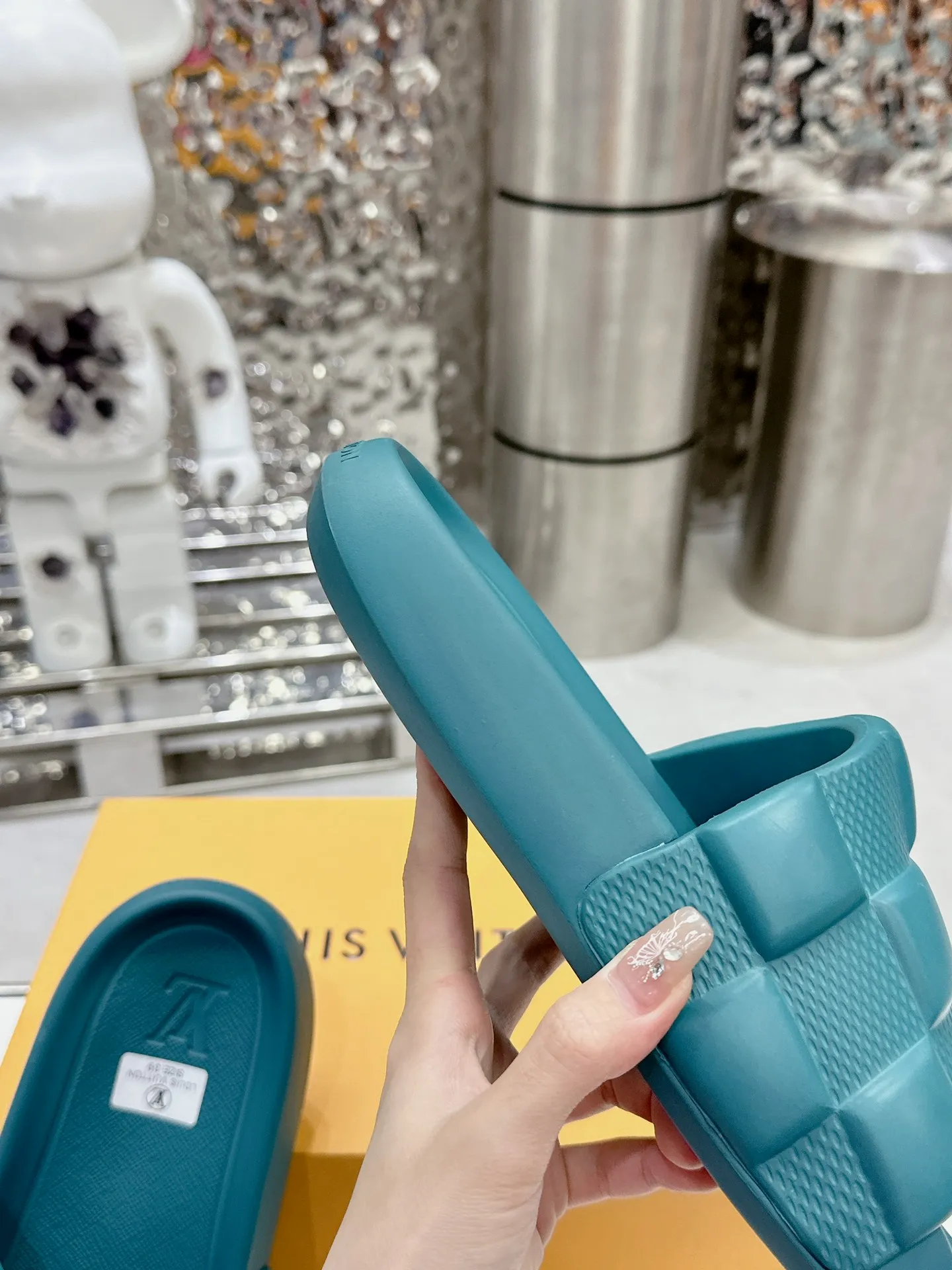 [L Home] P: 280💰 ▪️Shoe size: Women's 35-40 Men's 38-46▪️Packaging: Counter top quality~original packaging 𝟐𝟎𝟐5 Louis Vuitton counter's new embossed slippers, lv monogram embossed slippers, Waterfront sandals are back with a new look, and the upper buckle is embossed with lv's iconic Monogram pattern. Made of waterproof rubber with a comfortable and resilient insole. The lightweight, flexible outsole is embossed with the Louis Vuitton logo. ▪️Fabric: Original molded rubber foam surface ▪️Technology: embossed logo ▪️Sole: Original molded rubber foam outsole ▪️Sole thickness: 3CM.